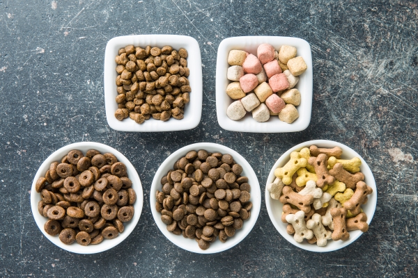 Customizable fruit powder blends used in specialty pet food products.